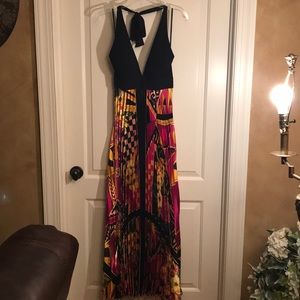 ✨ Low V halter top gown ✨